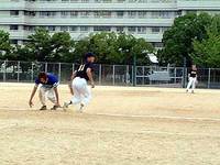 試合は、台風の影響で強風が吹き荒れる中で行われた