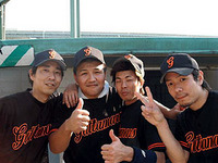 好リリーフの津川馨(左)、本塁打の田中(中左)、川戸(中右)、3盗塁の大宮(右)