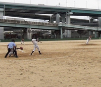 代打でタイムリー2ベースを放つ津川馨