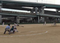 レフト前タイムリーを放つ三輪
