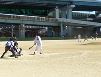 タイムリー2ベースを放つ佐々木