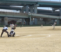 右前打を放つ山下