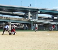逆転タイムリーを放つ吉野